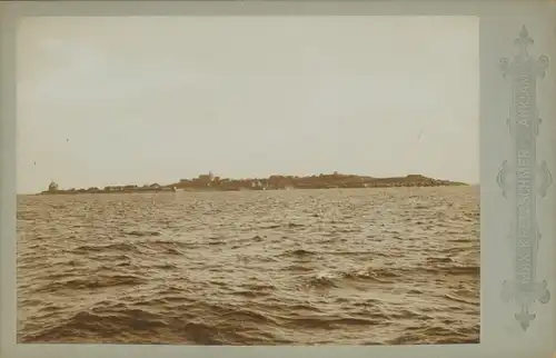 Kabinett Foto Christiansø Dänemark, Blick vom Meer auf den Ort, 1896