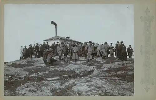 Kabinett Foto Bornholm Dänemark, Männer auf einem Plateau, Gebäude, 1896