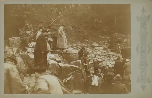 Kabinett Foto Bornholm Dänemark, Männer klettern über Felsen an der Küste, 1896