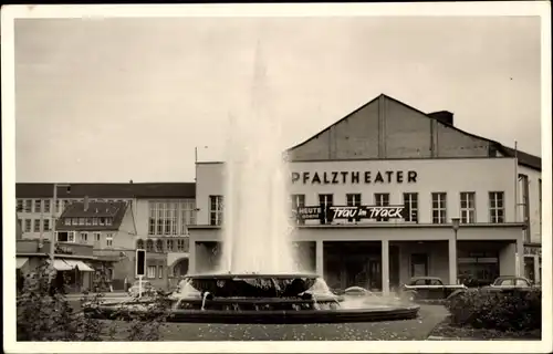 Foto Ak Kaiserslautern in der Pfalz, Pfalztheater, Frau im Frack, Fontäne