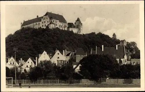 Ak Landshut in Niederbayern, Schloss Trausnitz von der Grieserwiesen, Sportplatz