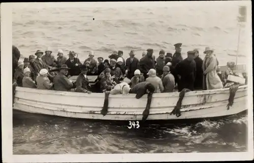 Foto Ak Nordseeinsel Helgoland, Boot, Gruppenbild