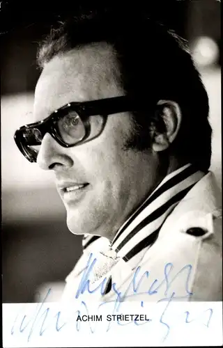 Ak Schauspieler Achim Strietzel mit Brille, Autogramm