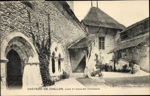 Ak Chillon Kanton Waadt, cour et escalier d'honneur