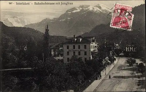 Ak Interlaken Kanton Bern Schweiz, Bahnhofstraße mit Jungfrau