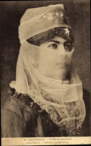 Ak Thessaloniki Griechenland, Coiffure orientale, Frau in griechischer Tracht