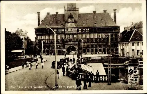 Ak Emden in Ostfriesland, Partie vor dem Rathaus, Treppen, Litfaßsäule