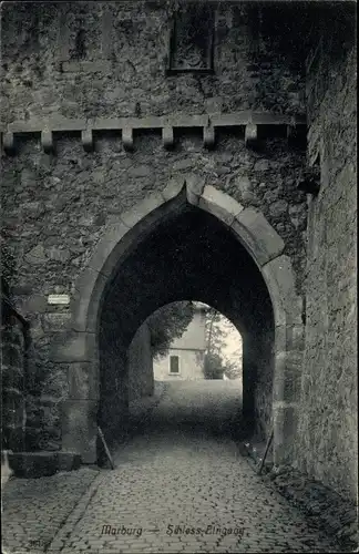 Ak Marburg an der Lahn, Straßenpartie mit Blick auf den Schloss Eingang, Tor