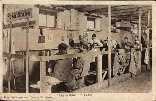 Ak Rasierstube im Felde, Deutsche Soldaten in Uniformen, I WK