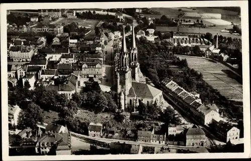 Ak Oelsnitz im Vogtland, Blick auf den Ort, Kirche, Fliegeraufnahme