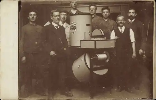 Foto Ak Männer an einer Maschine, Gruppenaufnahme