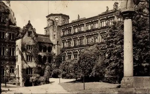 Ak Heidelberg am Neckar, Partie aus dem Schloßhof