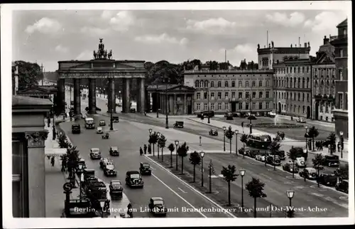 Ak Berlin Mitte, Brandenburger Tor, Unter den Linden, Ost-West-Achse