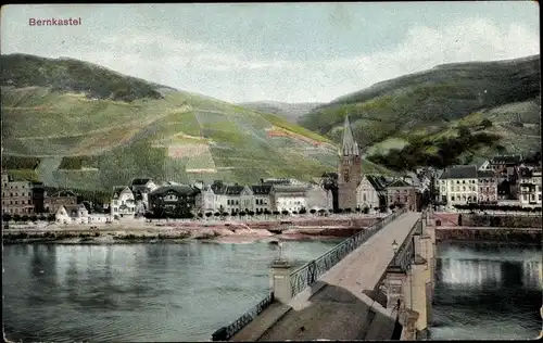 Ak Bernkastel Kues im Moseltal, Blick auf den Ort, Brücke