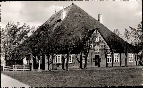 Ak Sankt Peter Ording in Nordfriesland, Blick auf das Haubarg, Reetdachhaus