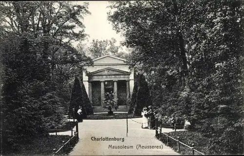 Ak Berlin Charlottenburg, Mausoleum, Blick aus dem Park auf den Eingang