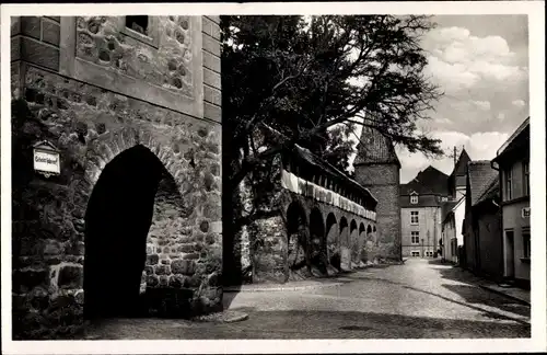 Ak Zerbst in Anhalt, Stadtmauer mit Wehrgang und Mauerturm