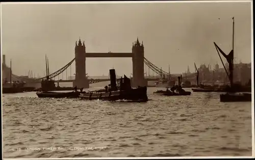 Ak London City, Blick auf die Tower Bridge, Partie an der Themse, Schiffe, Judges L 18