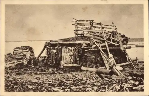 Ak Alaska, Familie vor ihrer Hütte am Yukon, Eskimos