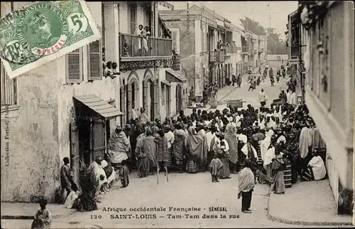 Ak Saint Louis Senegal, Tam Tam dans la Rue, Straßenpartie, Menschenansammlung