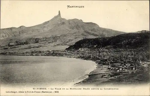 Ak Saint Pierre Martinique, La Ville et la Montagne Pelée depuis la Catastrophe