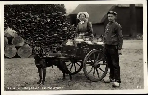 Ak Brabantsch Dorpsleven, De Melkventer, Mann und Frau in Trachten, Milchwagen, Hundekarren