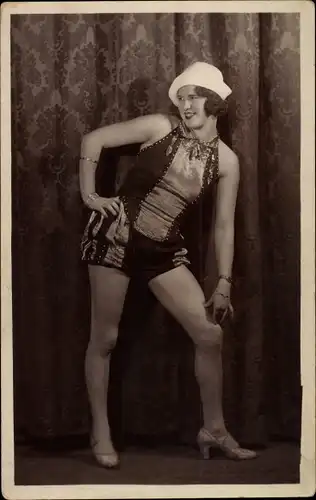 Foto Ak Portrait einer Frau im Kostüm, Tänzerin, Nelly Brion ?