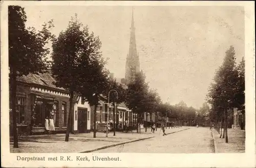 Ak Ulvenhout Nordbrabant Niederlande, Dorpstraat met R. K. Kerk