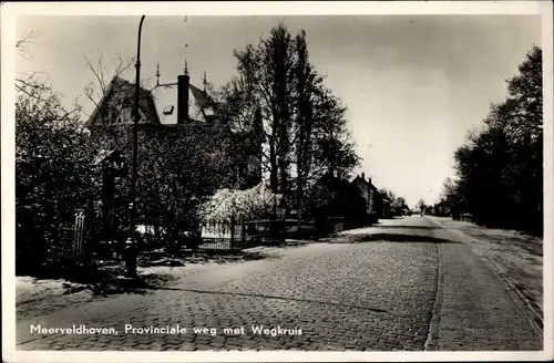 Ak Meerveldhoven Veldhoven Nordbrabant, Provinciale weg met Wegkruis