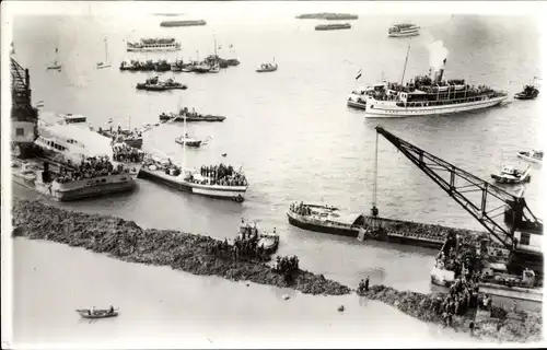 Ak Dijksluiting Oost Flevoland, Luchtfoto, 13 September 1956