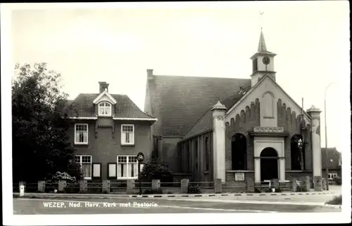 Ak Wezep Gelderland Niederlande, Ned. Herv. Kerk met Pastorie
