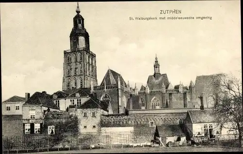 Ak Zutphen Gelderland, St. Walburgiskerk met middeleeuwsche omgeving