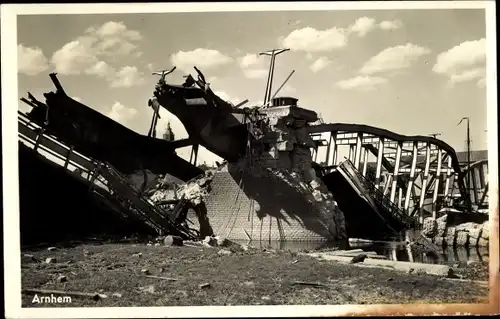 Ak Arnhem Gelderland Niederlande, Zerstörte Brücke