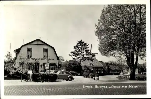 Ak Ermelo Gelderland, Rijksweg, Weitje met Molen