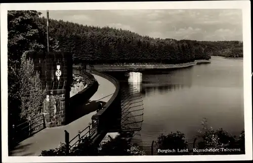 Ak Remscheid im Bergischen Land, Talsperre, Blick entlang der Staumauer