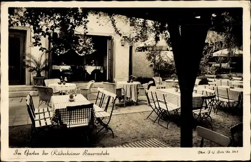 Ak Rüdesheim am Rhein, im Garten der Rüdesheimer Bauernstube