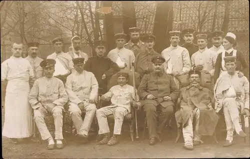 Foto Ak Berlin Schöneberg, Lazarett, verwundete Soldaten mit Ärzten und Krankenschwestern