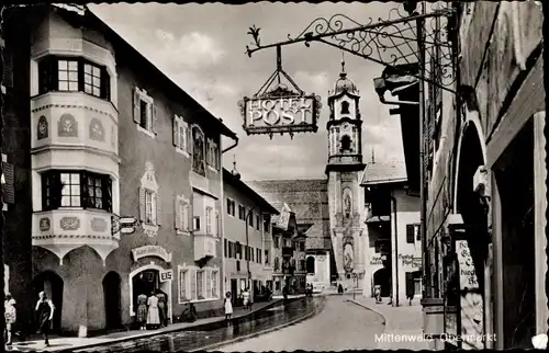 Ak Mittenwald in Oberbayern, Obermarkt, Hotel zur Post, Kirchturm