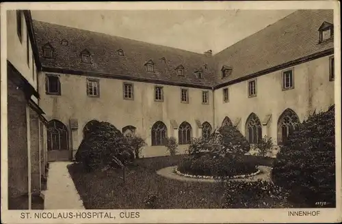 Ak Bernkastel Kues an der Mosel, St. Nicolaus-Hospital, Innenhof