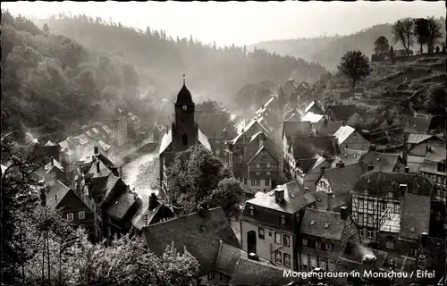 Ak Monschau Montjoie in der Eifel,  Ort im Morgengrauen, Kirche