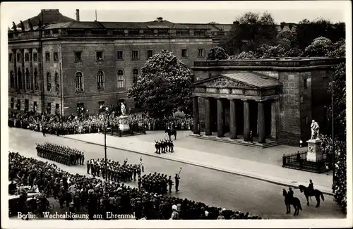 Ak Berlin Mitte, Wacheablösung am Ehrenmal