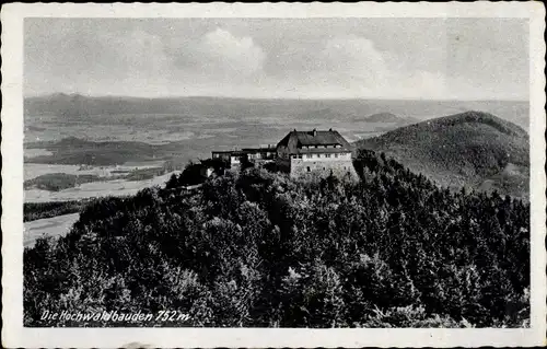 Ak Oybin in Sachsen, Hochwaldbauden, Zittauer Gebirge, im Hintergrund die Bösige