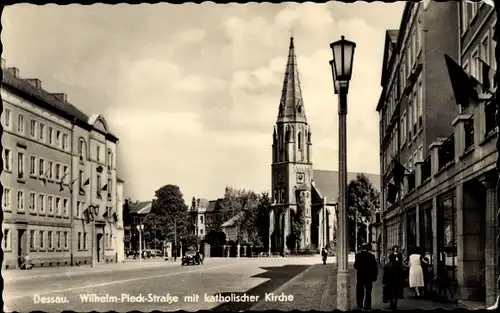 Ak Dessau in Sachsen Anhalt, Wilhelm-Pieck-Straße mit katholischer Kirche