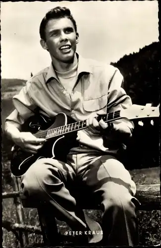 Ak Schauspieler und Sänger Peter Kraus, Portrait mit Gitarre, Immer die Radfahrer