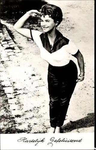 Ak Conny Froboes, Herzliche Glückwünsche, Salutierend