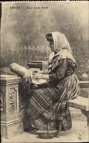 Ak Malta, Gozo Lace mork, Frau in maltesischer Tracht beim Spitzeklöppeln