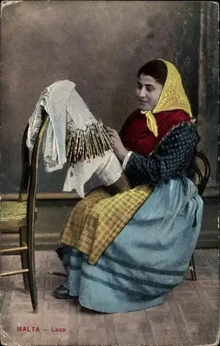 Ak Malta, Lace, Malteserin beim Klöppeln, Tracht