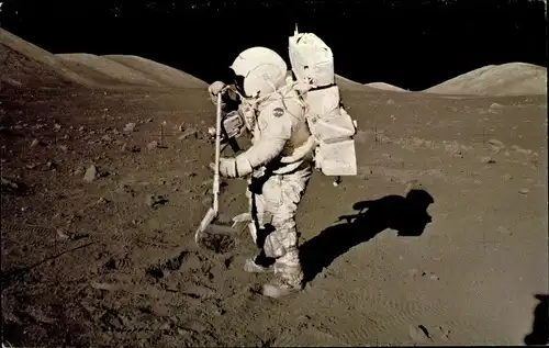 Ak Collecting Samples, Apollo 17, Astronaut Harrison Schmitt auf dem Mond