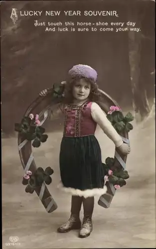 Ak Glückwunsch Neujahr, Mädchen mit Hufeisen und Kleeblättern