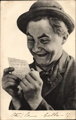Ak Lachender Mann liest einen Brief